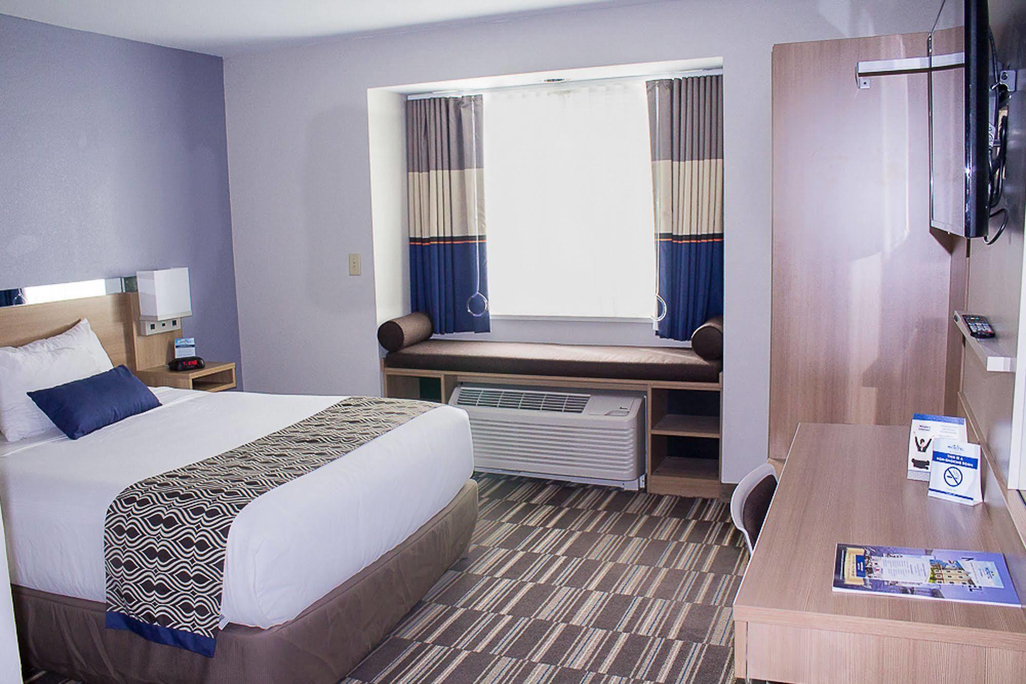 Microtel Inn & Suites By Wyndham - Пен Ян Екстериор снимка